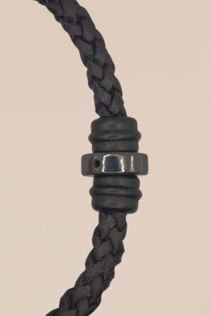 Pulseira em couro tressê preto com fecho colmeia