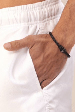 Pulseira em couro tressê preto com fecho colmeia