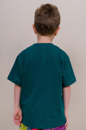 Camiseta Infantil Careca Lisa Regular Fit com Bordado Verde Floresta